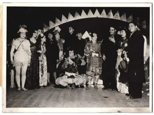 Fotografie Schostal, Ansicht Tokio - Tokyo, Takarazuka-Theater, Vorführung für Austauschstudenten aus Malaysia 1943