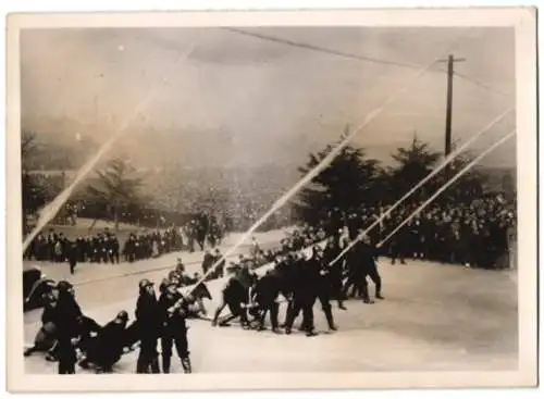 Fotografie Schostal, Ansicht Osaka / Japan, Feuerwehr demonstriert Brandbekämpfung eines Grossbrandes 1940