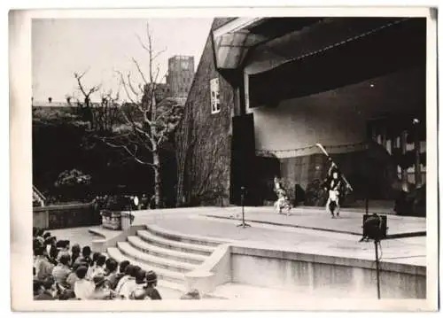 Fotografie Schostal, Ansicht Tokio - Tokyo, Hibiya Freilichtbühne, Bühnenszene während einer Vorstellung 1941