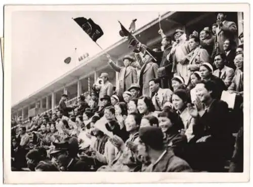 Fotografie Schostal, Ansicht Tokio - Tokyo / Japan, Eiji-Spiele 1940, Zuschauer bejubeln Hochspringer Okamoto