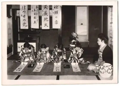 Fotografie Japan, Neujahrs-Glückwunsch-Adressen, japanische Mädchen malen Neujahrs-Glücwünsche auf Papierstreifen 1939