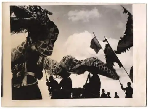 Fotografie Schostal, Ansicht Hsinking / Mandschukou, Volksfest Parade der Drachen 1940