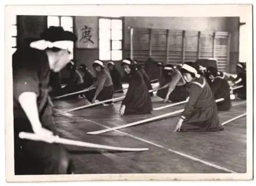 Fotografie Japanische Kampfsportschule, Mädchen erlernen den Umgang mit dem Katana mittels Holzatrappe