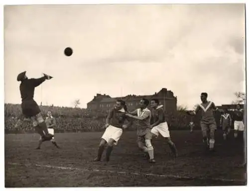 Fotografie Schostal, Ansicht Berlin-Moabit, Fussballspiel Tennis-Borussia besiegt Blau-Weiss 3:2 im Poststadion 1939