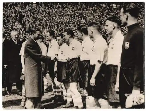 Fotografie Atlantic, Ansicht London, König George VI. gratuliert dem Fussball-Pokalsieger Preston Northend in Wembley