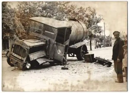 Fotografie Sturm, Ansicht Wien, Glocknerstrasse, Lastwagen Büssing nach Bruch der Vorderachse