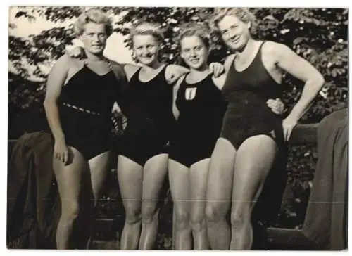 Fotografie Doliwa, Ansicht Wien, Prater-Stadion, Kreismeisterschaften im Schwimmen, siegreiche Schwimmerinnen 1938