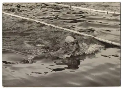 Fotografie Dainko, Ansicht Wien, Schwimmländerkampf Deutschland vs. Ungarn, Schwimmer Heina beim 200m Brustschwimmen