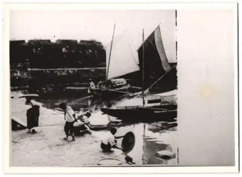 Fotografie Schostal, Ansicht Philippinen, Fischerboote & Einheimische am Strand