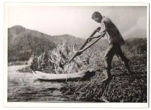 Fotografie Philippinen, Einheimischer Fischer mit Armbrust beim fischen