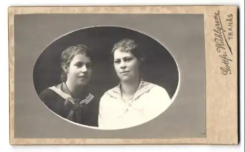 Fotografie Goffin & Wahlgren, Tranås, Zwei junge Frauen in eleganter Kleidung