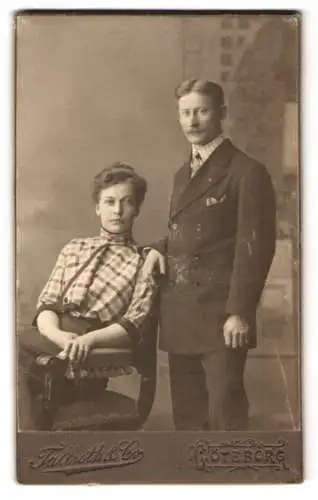 Fotografie Tallroth & Co, Göteborg, Drottninggatan 31, Porträt eines eleganten Paares