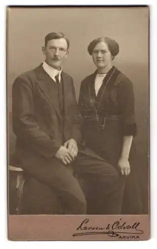 Fotografie Larsen & Ödvall, Arvika, Kyrkogatan, Porträt eines eleganten Paares