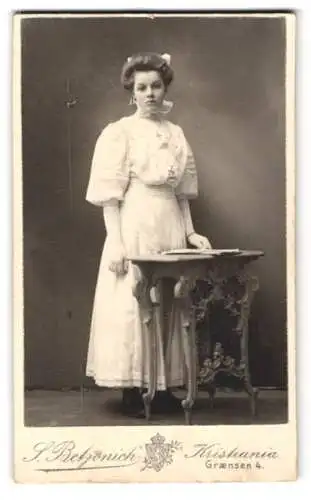 Fotografie S. Betzonich, Kristiania, Grænsen 4, Elegante Dame in weissem Kleid