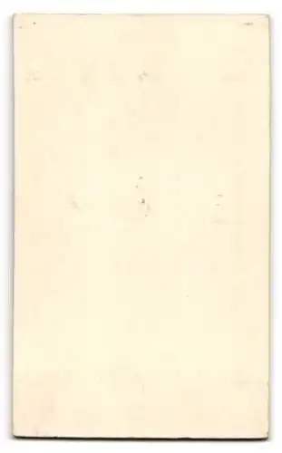 Fotografie S. Betzonich, Kristiania, Grænsen 4, Elegante Dame in weissem Kleid