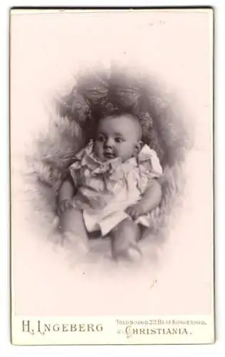 Fotografie H. Ingeberg, Christiania, Toldbodgaden 22, Kinderportrait auf Kissen