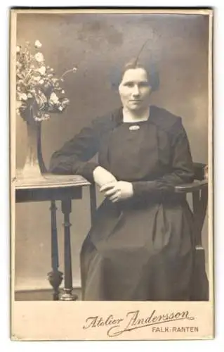 Fotografie Atelier Andersson, Falk.-Ranten, Frau mit Blumenvase