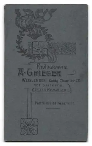 Fotografie A. Grieger, Weissensee, König Chaussee 20, Frau in eleganter Pose