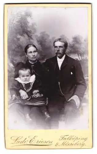 Fotografie Ludv. Ericson, Falköping, Familienportrait mit Kind