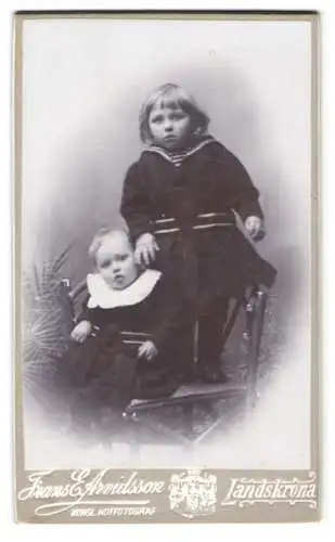 Fotografie Frans E. Arvidsson, Landskrona, Zwei Kinder in Matrosenkleidung