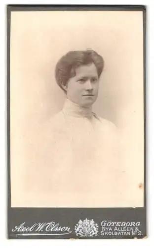 Fotografie Axel W. Olsson, Göteborg, Nya Alléen & Skolgatan Nr. 2, Porträt einer jungen Frau