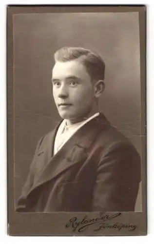 Fotografie Oscar Rylander, Jönköping, Östra Storgatan 24, Portrait eines jungen Mannes