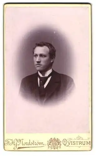 Fotografie F. H. Nordström, Qvistrum, Porträt eines jungen Mannes