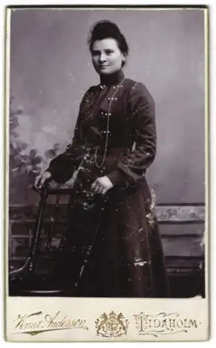 Fotografie Knut Anderson, Tidaholm, Elegante Dame mit Perlenkette