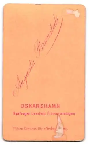 Fotografie Augusta Brunstedt, Oskarshamn, Nya Torget, Porträt eines Herrn in Anzug