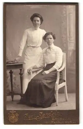 Fotografie Carl Sandels, Stockholm, Biblioteksgatan 4, Zwei Frauen im Studio