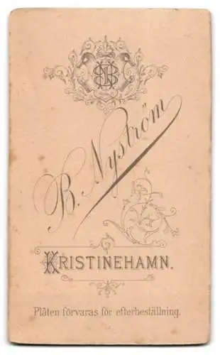 Fotografie B. Nyström, Kristinehamn, Elegantes Paar im Atelier