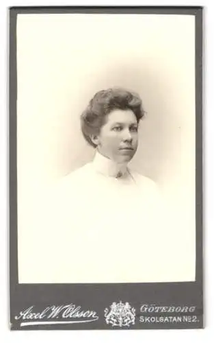 Fotografie Axel W. Olsson, Göteborg, Skolgatan No. 2, Porträt einer Frau