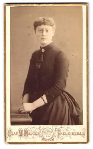 Fotografie Olaf M. Madsen, Fredrikshald, Elegante Dame mit Brille