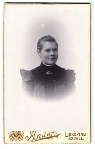 Fotografie G. S. Ander, Lidköping, Axvall, Porträt einer Frau