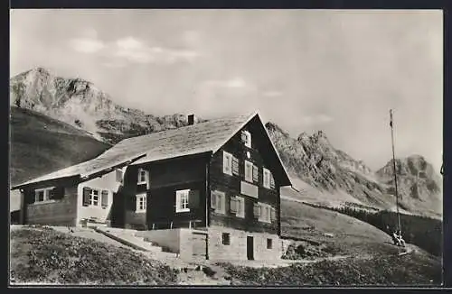 AK Naturfreundehütte Riedlig, Ansicht mit Gampenstock, Pfaffentürmen und Schächentaler Windgälle