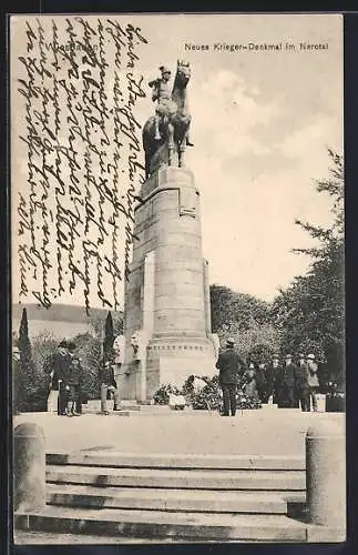 AK Wiesbaden, Neues Krieger-Denkmal im Nerotal mit Besuchern