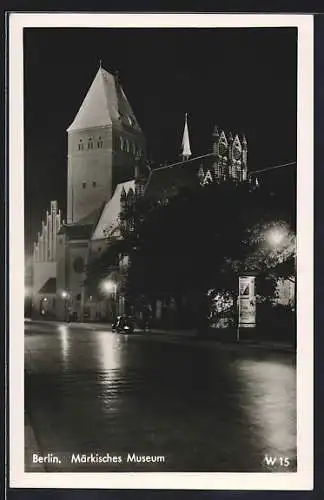 AK Berlin, Märkisches Museum mit Wallstrasse bei Nacht