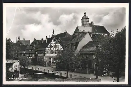 AK Dettelbach a. Main, Strassenpartie mit Gasthaus und Brückensteg aus der Vogelschau