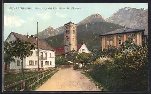 AK Bad Reichenhall, Strassenblick nach der Pfarrkirche St. Nikolaus