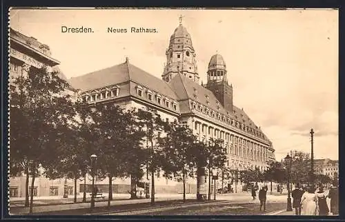 AK Dresden, Neus Rathaus und Strassenpartie mit Litfasssäule