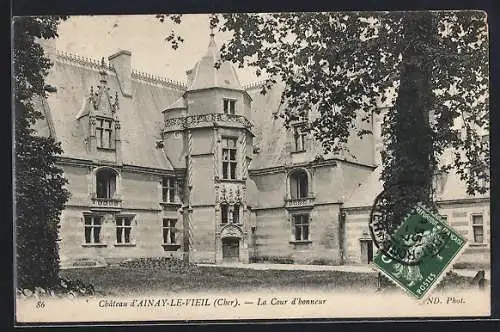 AK Ainay-le-Vieil, Château d`Ainay-le-Vieil, La Cour d`honneur