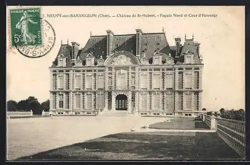 AK Neuvy-sur-Barangeon, Château de St-Hubert, Facade Nord et Cour d`Honneur