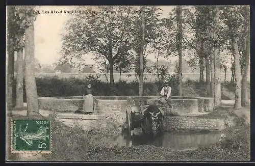 AK Les Aix-d`Angillon, Fontaine de Jadron mit Pferdekarren und Personen im ländlichen Umfeld