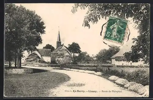 AK Lissay, Route de Plaimpied avec église et maisons rurales en Berry