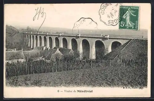 AK Ménétréol, Viaduc de Ménétréol surplombant les maisons et vignes environnantes