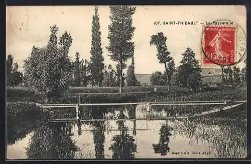 AK Saint-Thibault, La Passerelle et paysage fluvial bucolique