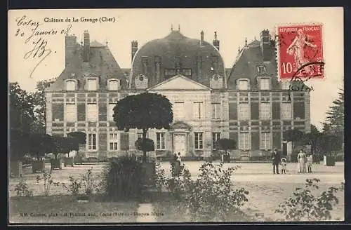 AK La Grange, Facade du Château avec visiteurs élégants