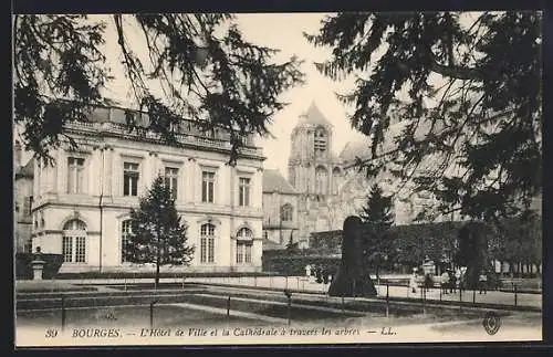 AK Bourges, L`Hôtel de Ville et la Cathédrale à travers les arbres