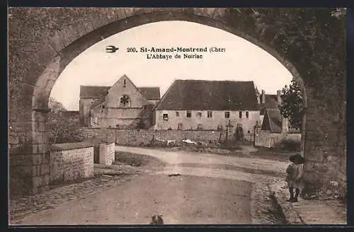 AK St-Amand-Montrond, L`Abbaye de Noirlac vue à travers une arche