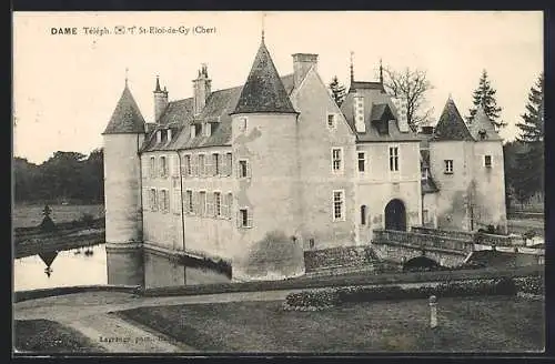 AK Saint-Éloi-de-Gy, Vue du château entouré de douves et pont en pierre